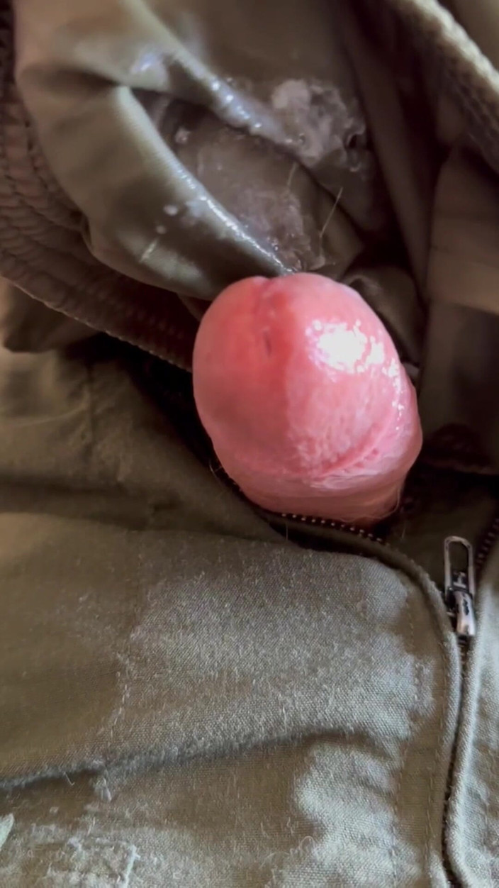 Gay Soldier Stuff: Un soldat lâche une dose de sperme torride dans une...