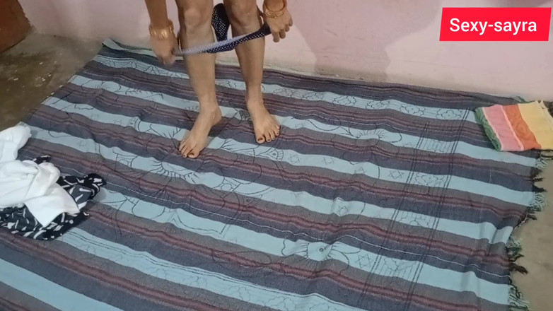 Sexy-sayra: Sayra silně vystavuje svůj sexy zadek a kundičku
