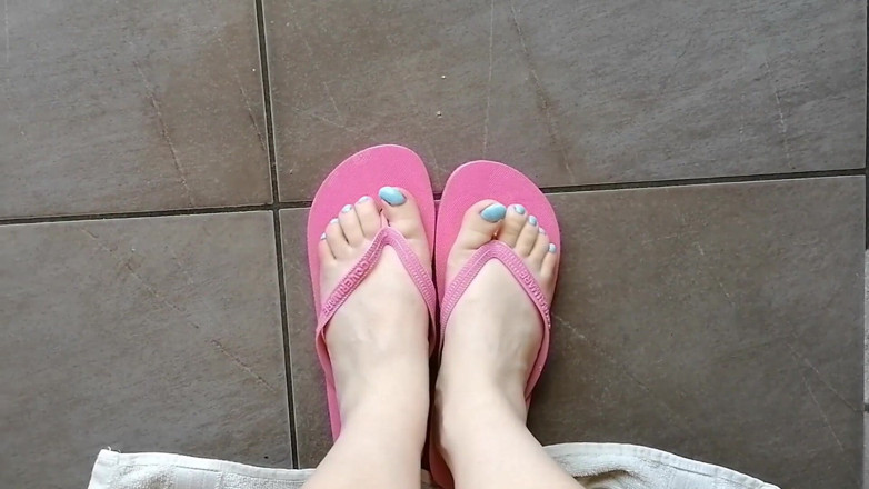 RavenBigAss: Raven pissar i sin nya gäller Förflädnad Flip Flops