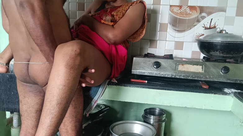 Pushpa studio: Esposa chupa vecino en la cocina cuando marido no está...