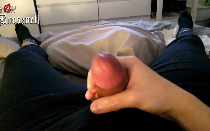 Ryan Roosevelt: Late Night Wanking with a Cock Ring and a Lotta...