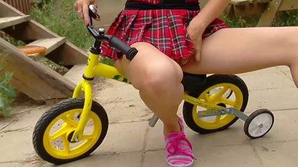 Toy Sluts: Remaja blonde suka melancap di luar rumah