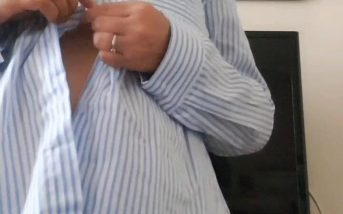 Mommy big hairy pussy: 继母脱衣服，让继子可以操她