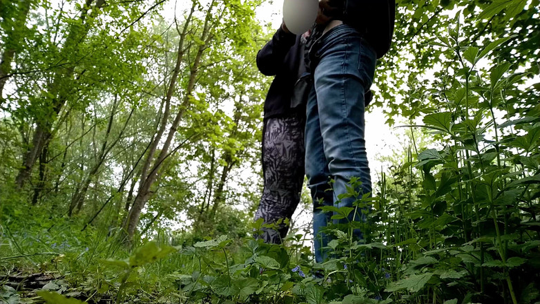 OurFetishLife: 계모의 보지에서 소변이 흐르는 동안 거리에서 자위하는 걸 좋아해