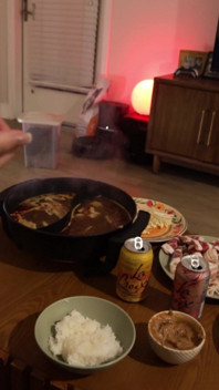 Sexy čínská manželka připravuje hot pot .... Jí sperma nevlastního otce se svými hůlkami