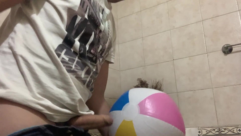 Inflatable Lovers: In the bathroom with a beach ball