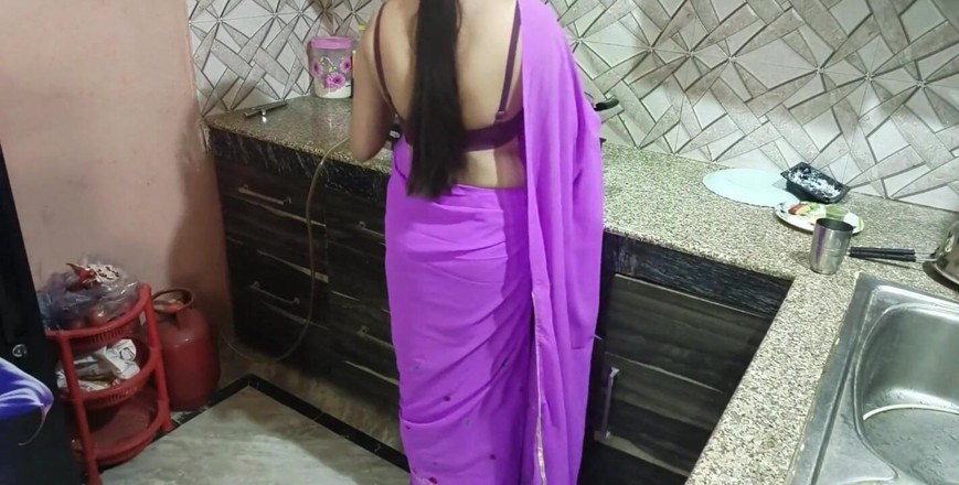 Saarabhabhi6: Hindi sexgeschichte rollenspiel - desi indische stiefmutter überrascht ihren stiefsohn Vivek an...