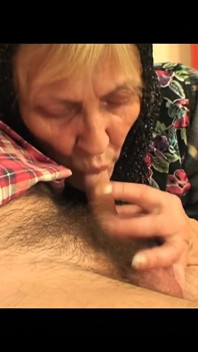 Sua madrasta a ensina a chupar um pau duro