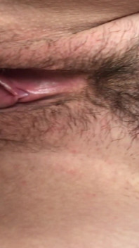 Esposa déjame mirar su meando enorme coño, para el que recibe una enorme carga de esperma dentro. Primer plano