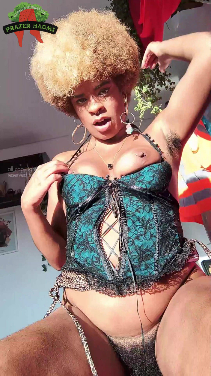 Prazer Naomi: Ragazza Pelosa, Fertile E Eccitata Con Il Suo Dildo Nero