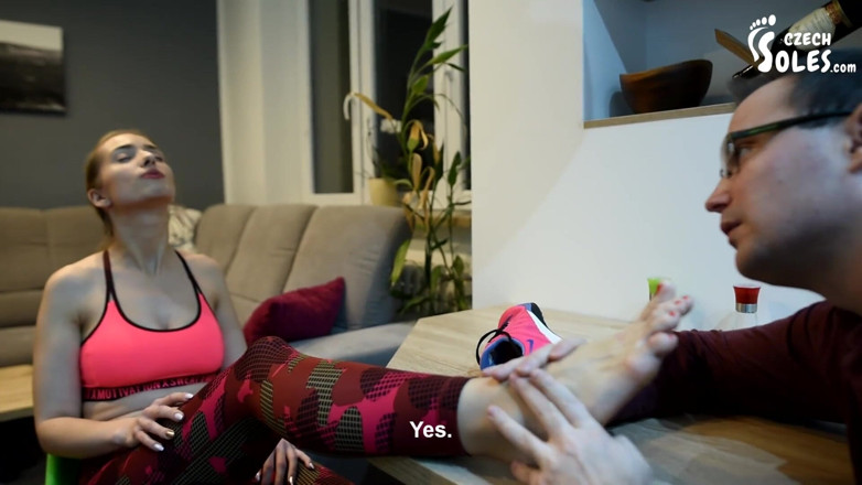 Czech Soles - foot fetish content: Zraněný kotník a její zpocené nohy k uctívání