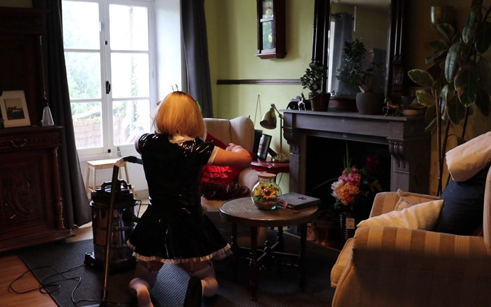 Sissy Dee Dee: Sissy Maid Dee Carrying Out Her Cleaning Duties
