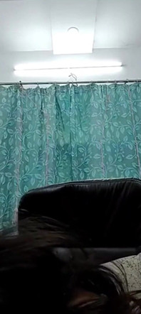 Teman wanita menunjukkan dan menekan buah dadanya dalam panggilan video