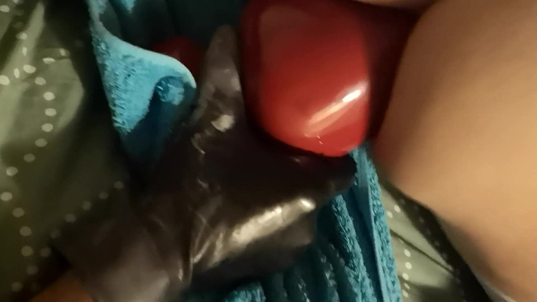 Extreme Anal Lovers: Zittend op grote rode plug en zuigend