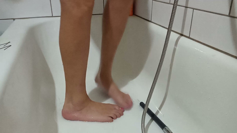 Lizzy Yum: Lizzyum Sd srpen 2026 Masturbace při koupání