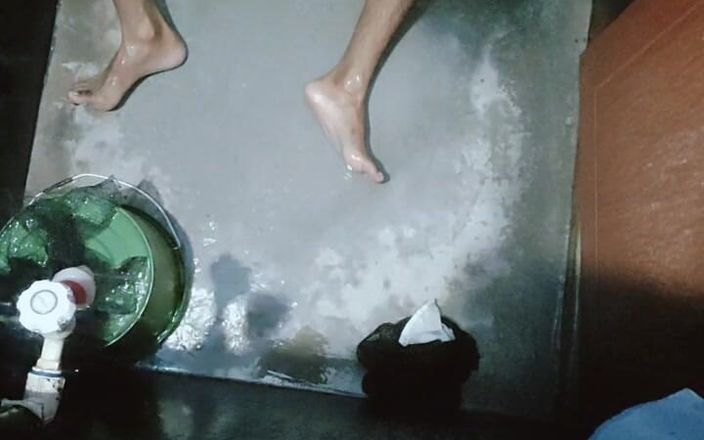 Indian BBC: Mijn stiefzus ziet me tijdens het naakt baden. Ze keek...