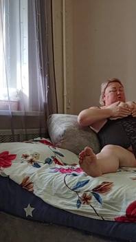섹스 토이로 육덕 보지를 자위하는 새엄마