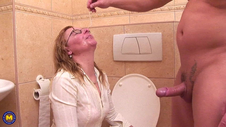 Mature NL: Enquanto faz xixi, ela lambe o cu e chupa pau