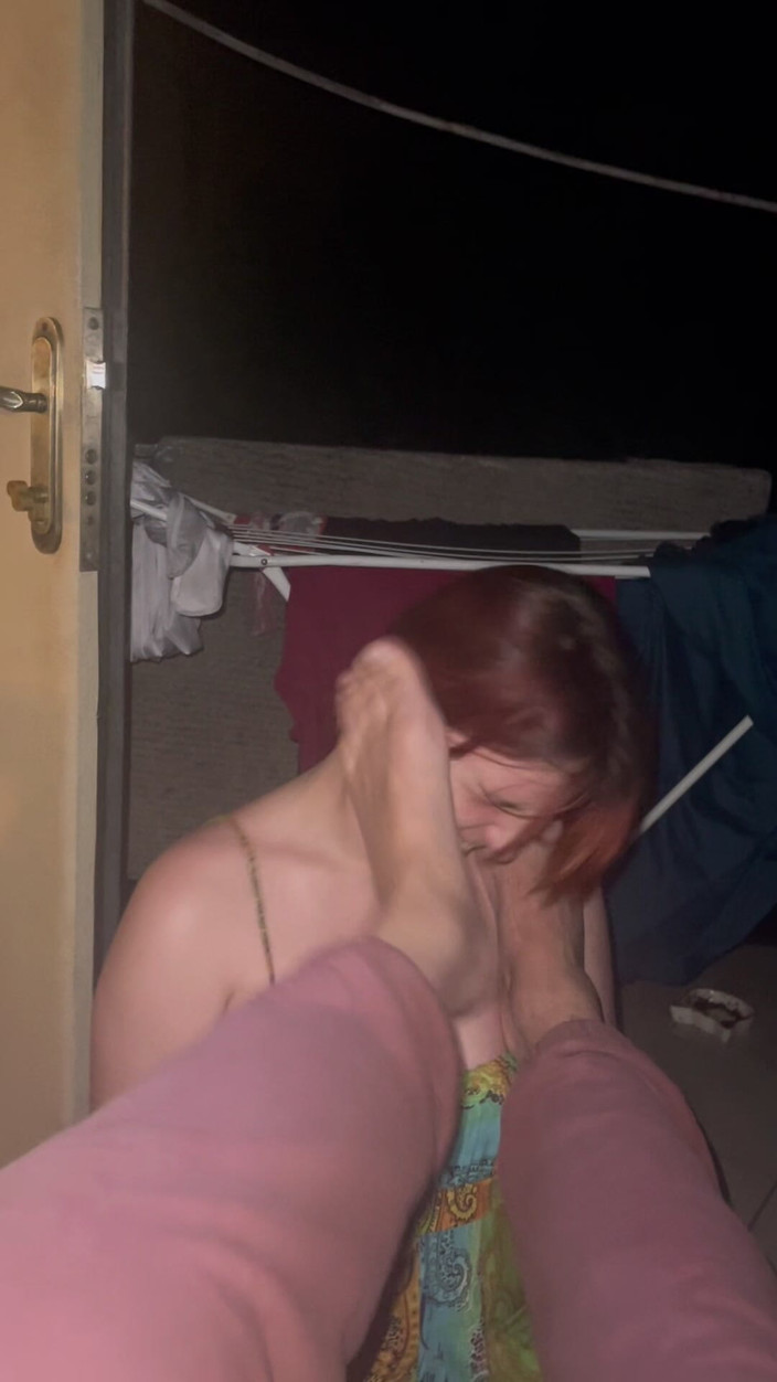 Elena917: Lízání nohou, kopání, kouření na terase