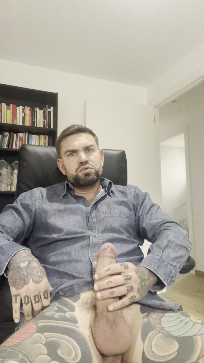 Juan Lucho Gay: Saya masturbasi hanya dengan pakaian saya