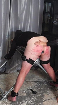 Rompiendo mi bastón en su culo, dominatrix da nalgadas