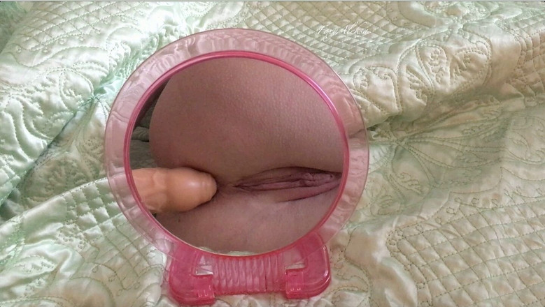 FoxyAleksa: ホット熟女は肛門を望んでいます。彼女は反射を見て、夫が仕事に出かけるときに大人のおもちゃで絶頂するのが好きです