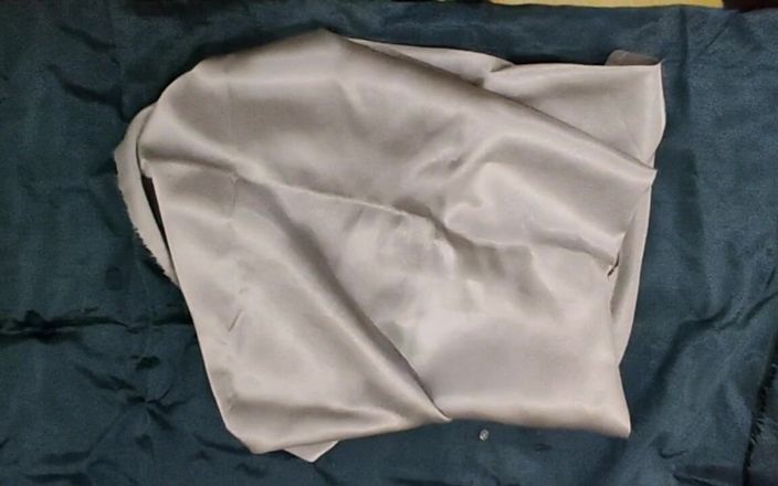 Satin And Silky: サテンシルク手コキポルノ - サテンシルキーな白いスーツがディックの頭にこすりつける (86)