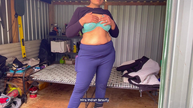 Hot 365 Entertainments: Soție sexy obraznică care se joacă cu un sutien din...