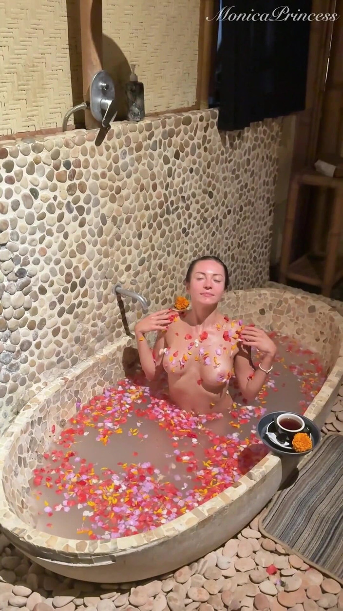 Princess Monica: Tournage dans le bain à poil dans un spa - dans les...