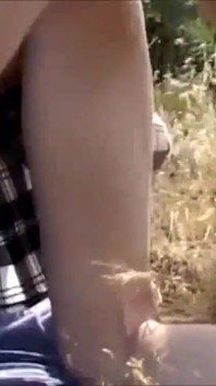 Zaniedbana brunetka milf zostaje zerżnięta w lesie przez dwóch napalonych nieznajomych