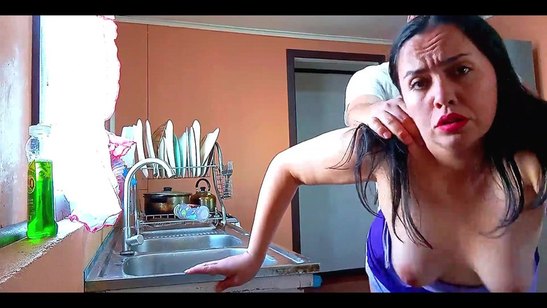 BBW Kelly Mom: Je baise ma belle-mère dans la cuisine seins nus et...