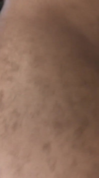 Bruna rentre à la maison avec une chatte mouillée et consentante et va vers son homme pour se faire ouvrir la chatte