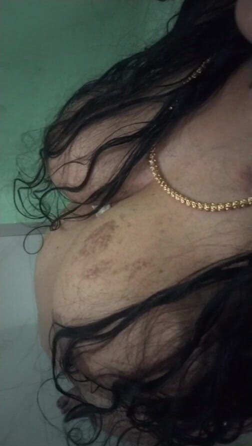 Tamil lesbian: Tamilská žena sprostě mluví s mladým klukem v chatě