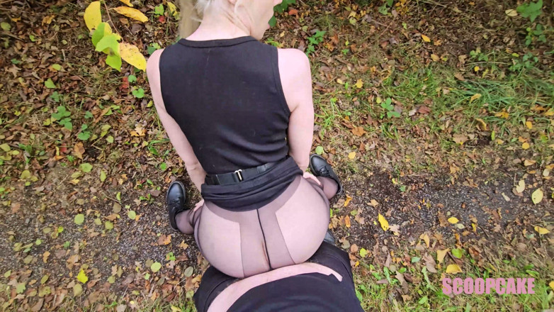 Scoopcake: Veřejné chcaní blonďatá nylonová holka dostane sperma na její punčocháče