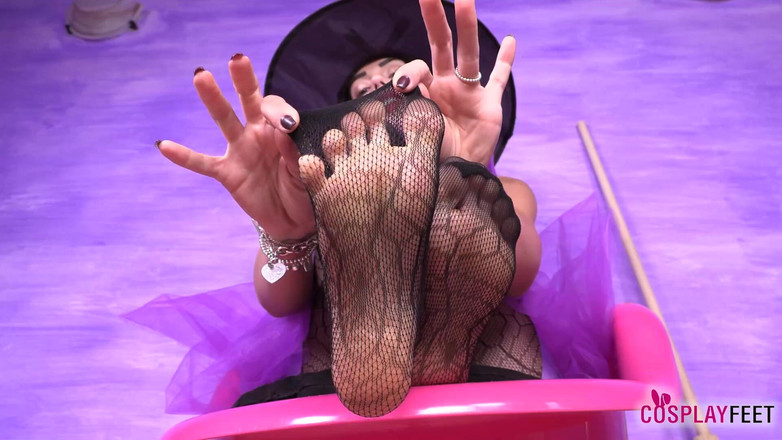 Feet & Cosplay: Petra tóc nâu tán tỉnh trong bộ trang phục halloween...