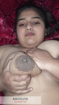 Tesuda indiana menina com peitos naturais maciços solo prazer vídeo