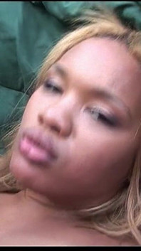 Het roze poesje van een zwoele zwarte milf wordt gevuld door een enorme grote zwarte lul in een wilde rit