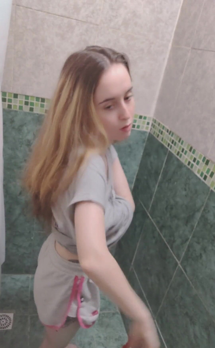 RavenHearth666VIP: Diese studentin liebt es, unter der dusche mit ihrem anus...
