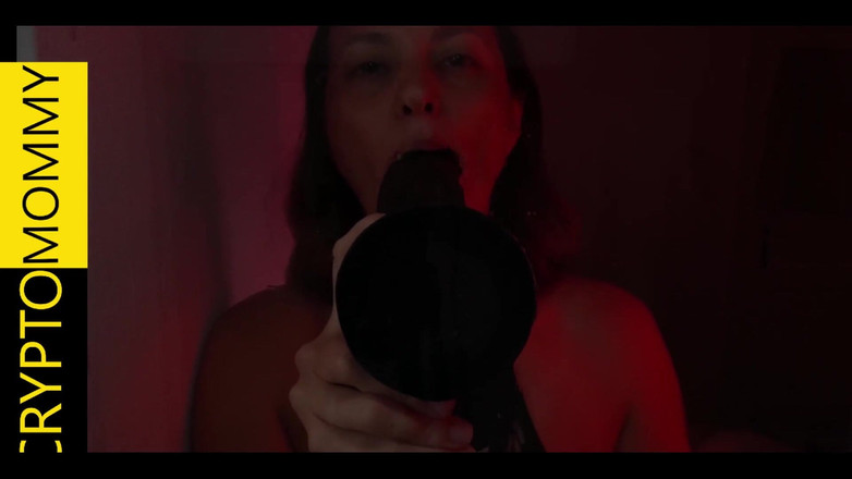 Crypto Mommy: Tante seksi ini lagi asik nyepong kontol sampai matanya menganga...