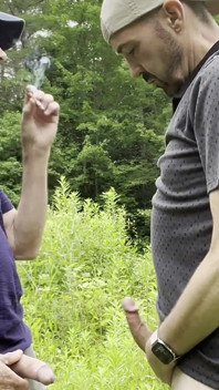 Il ragazzo di papà vuole ingoiare dal grosso cazzo di papà e scopare il suo buco, 2 sborrate fuori nel bosco