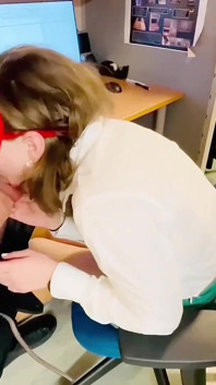 Lízání mrdky, den v kanceláři, kouření sodovky a mrdka, podvádějící manželka kouří šéfa čůráka a jí jeho sperma