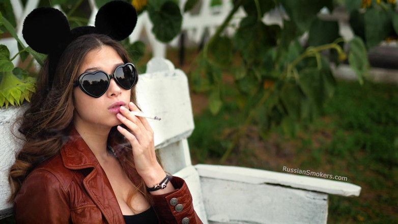 Russian Smokers: Sensuale angelo russo che fuma sigaretta alla luce del sole