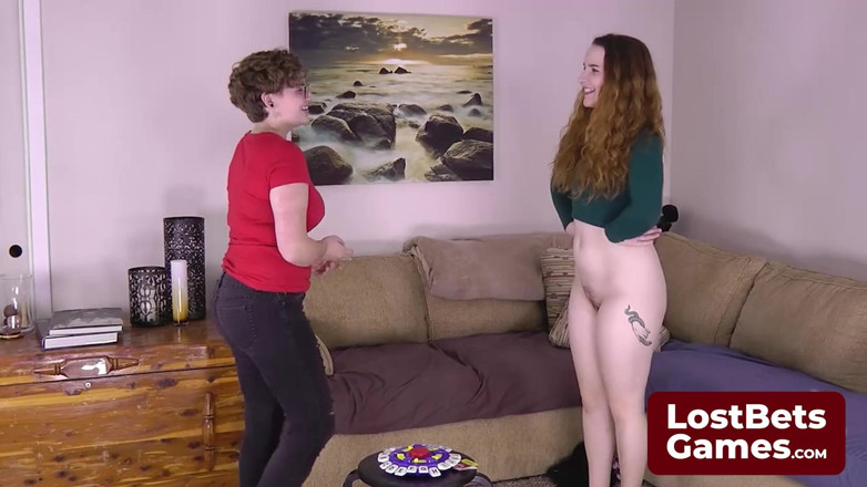 Lost Bets Games: Las chicas se turnan para nombrar artículos hasta que una...