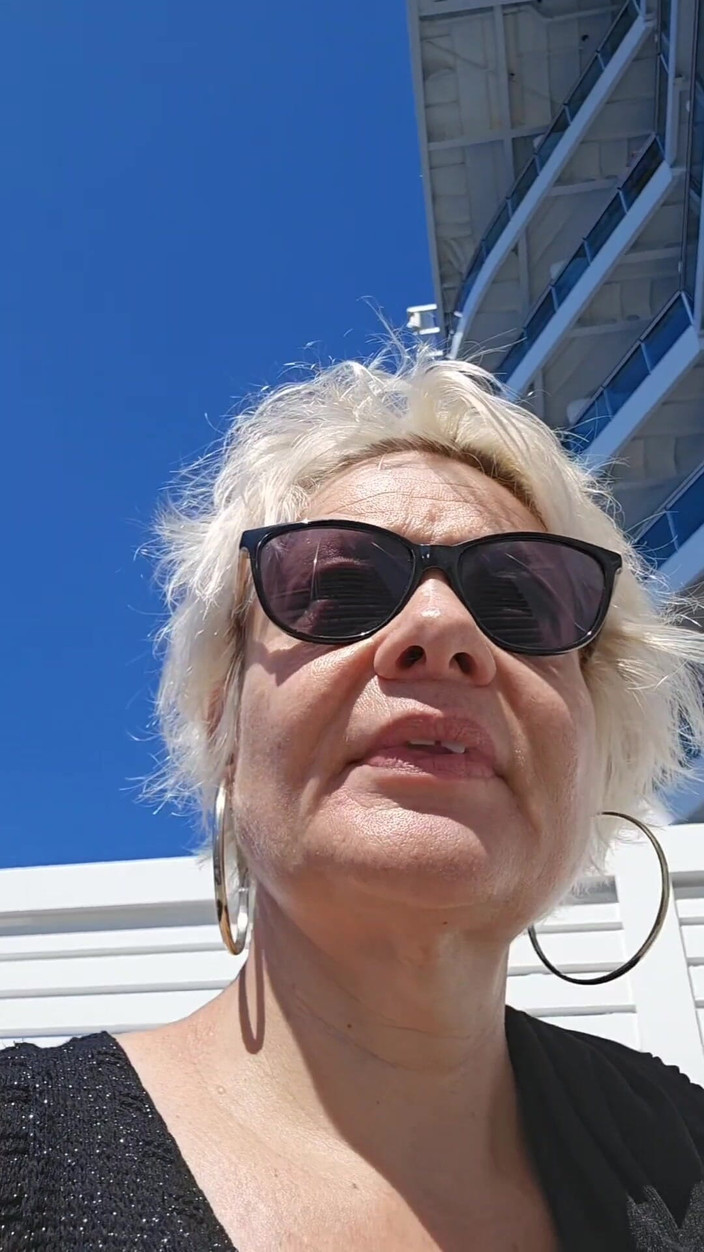 Sofy13: В отпуске я ищу незнакомца на лодке, чтобы жестко трахнуть мою задницу