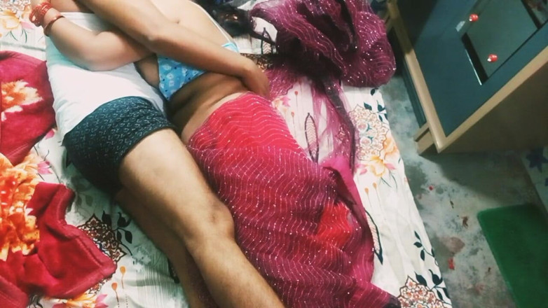 Manjushukla: Kırmızı renkli sari içinde güzel Hintli yenge.