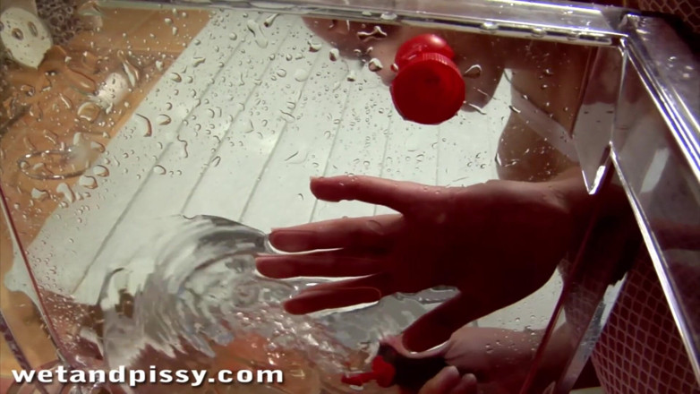 Puffy Network: Liz, bite mince, joue avec une chatte pisse