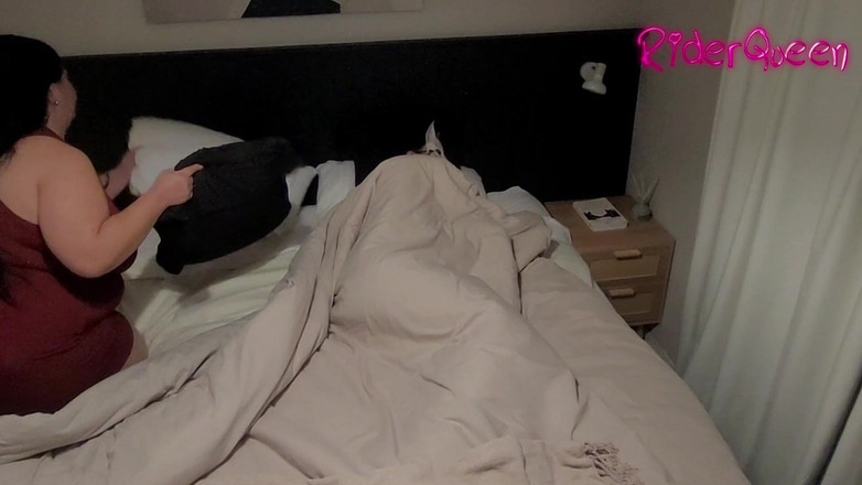 Riderqueen: Stiefmoeder deelt bed stiefzoon - video voor fans milf bbw