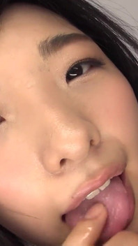 Vidéo en POV ! Selfie d’observation de la bouche et de la langue - Suzu Shiratori