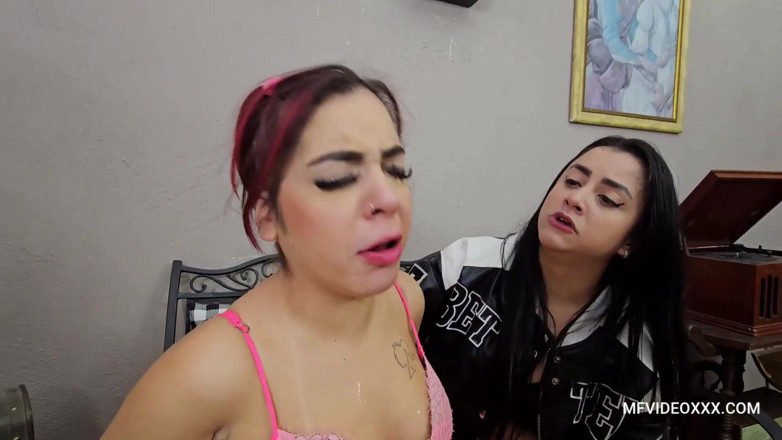 MF Desires: 手和假阳具深喉