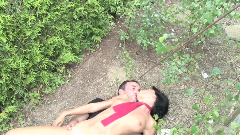Out Sexxx: Молодую брюнетку трахнули в задницу на улице в саду